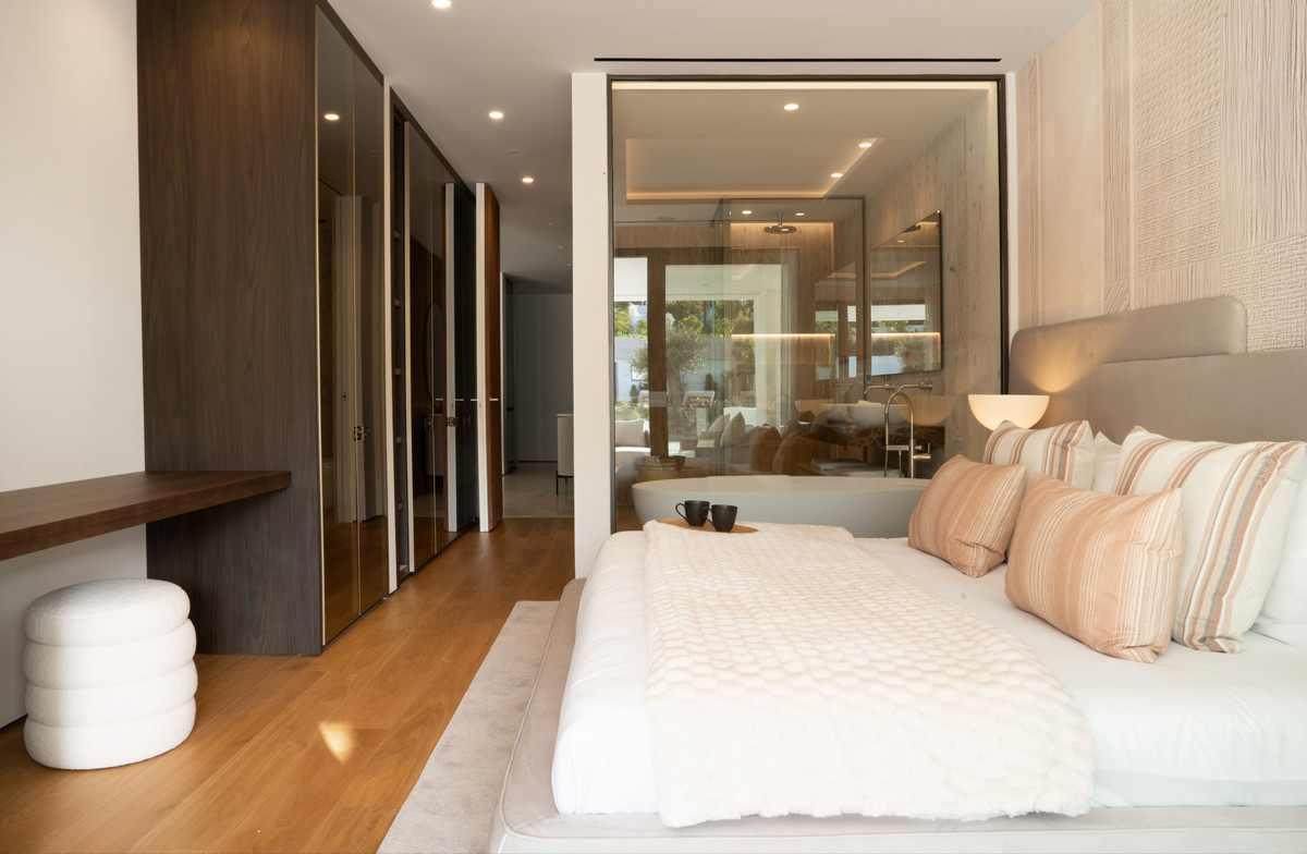 4 Bed Apartment for sale in The Golden Mile Costa Del Sol, Málaga, Spain