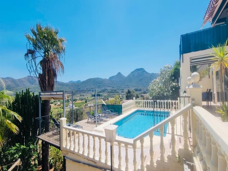 4 Bed Townhouse for sale in Jalon Costa Blanca, Alicante, Spain