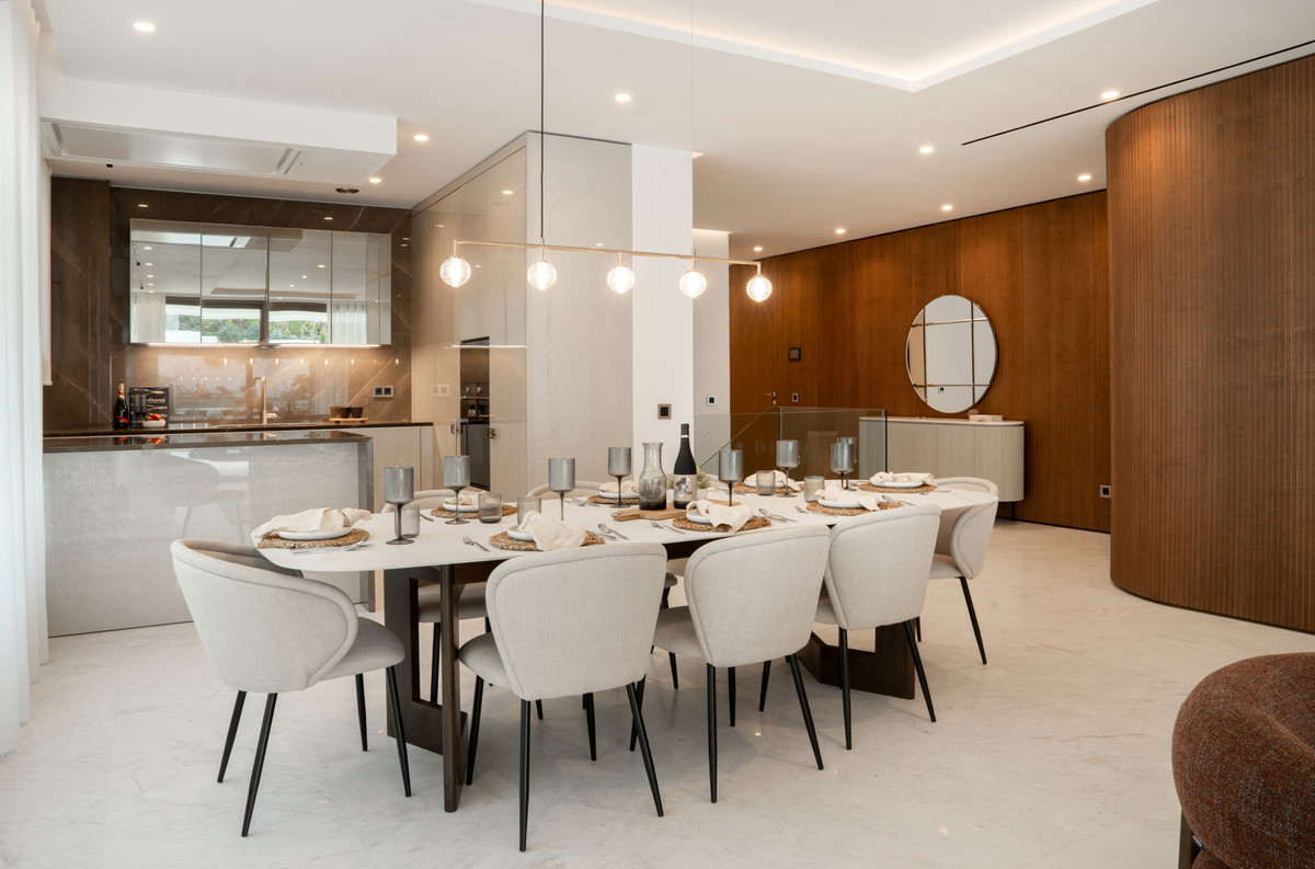 4 Bed Apartment for sale in The Golden Mile Costa Del Sol, Málaga, Spain