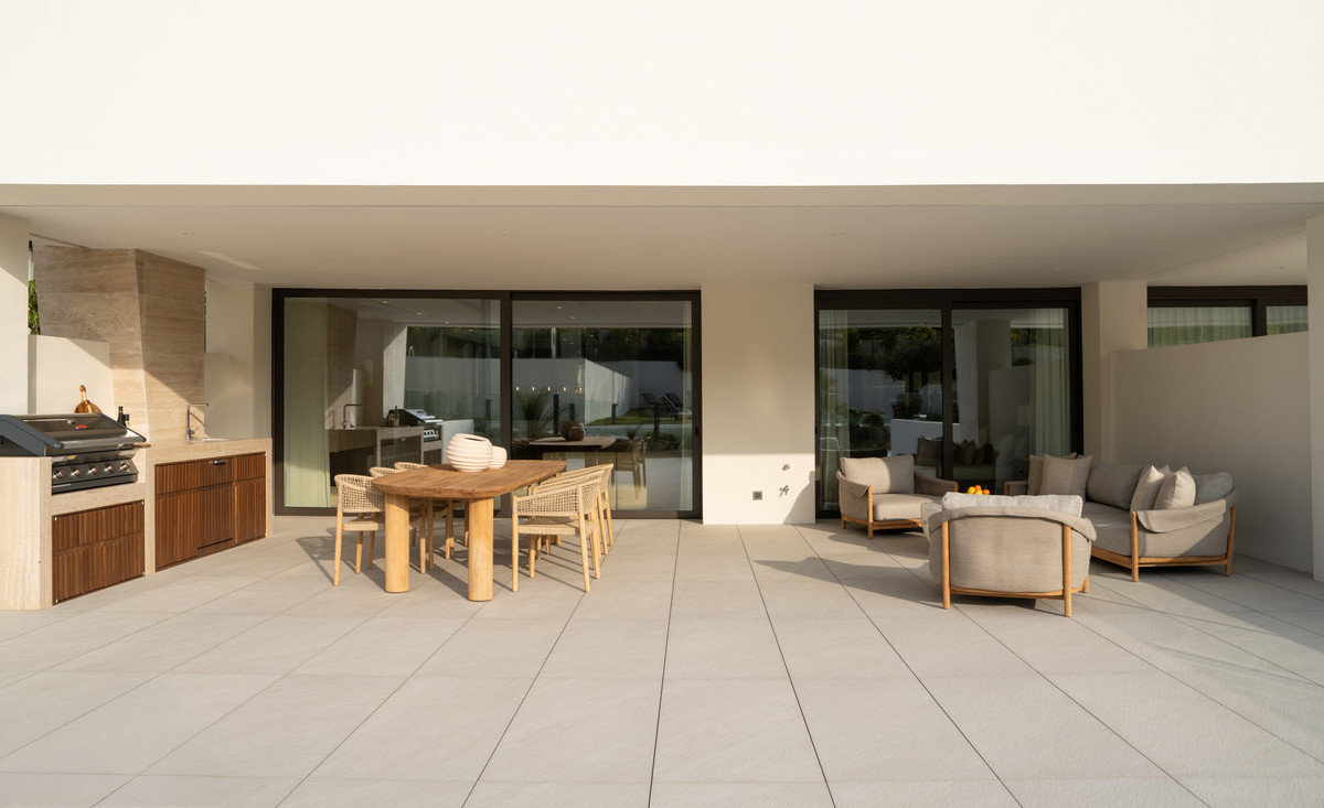 4 Bed Apartment for sale in The Golden Mile Costa Del Sol, Málaga, Spain
