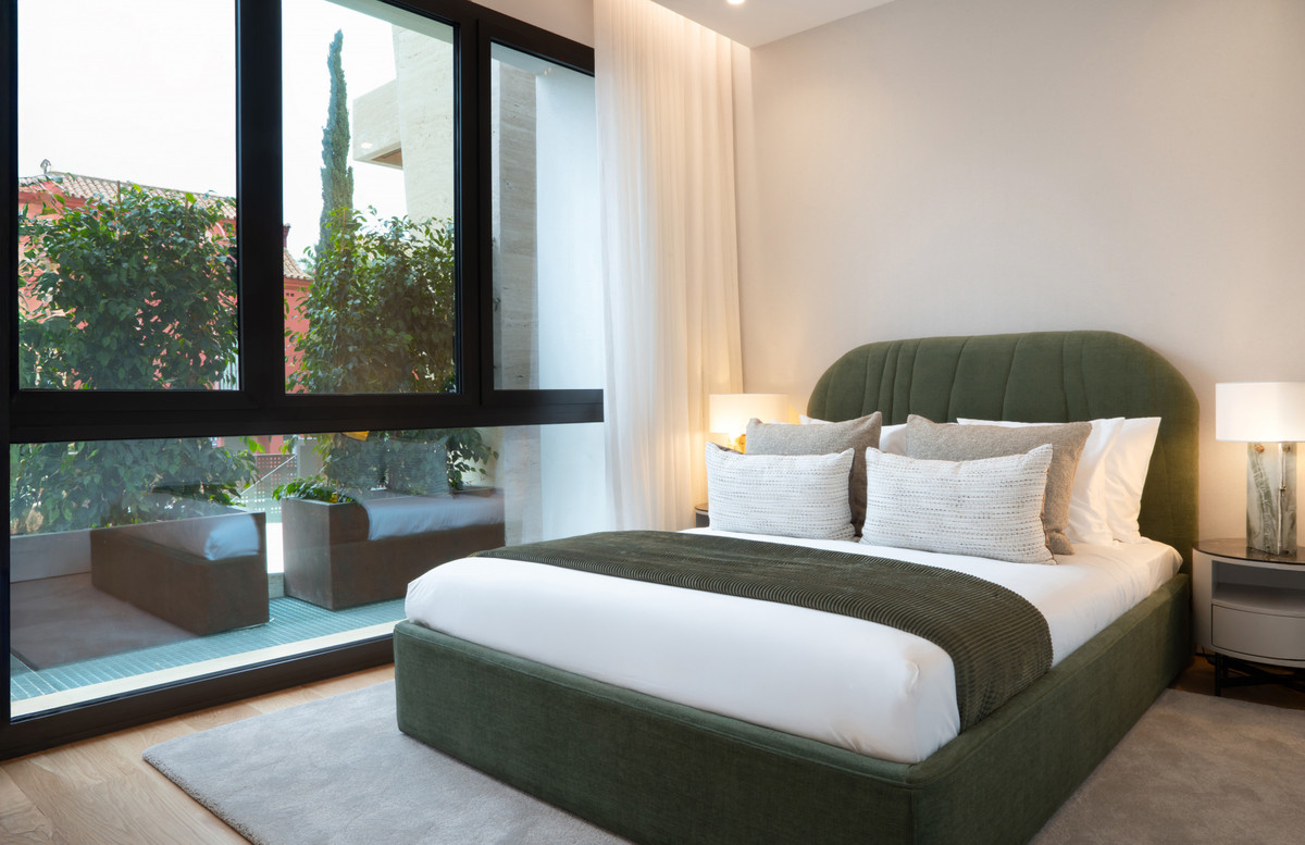 4 Bed Apartment for sale in The Golden Mile Costa Del Sol, Málaga, Spain
