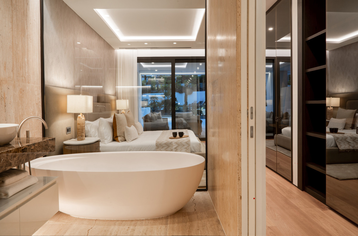 4 Bed Apartment for sale in The Golden Mile Costa Del Sol, Málaga, Spain