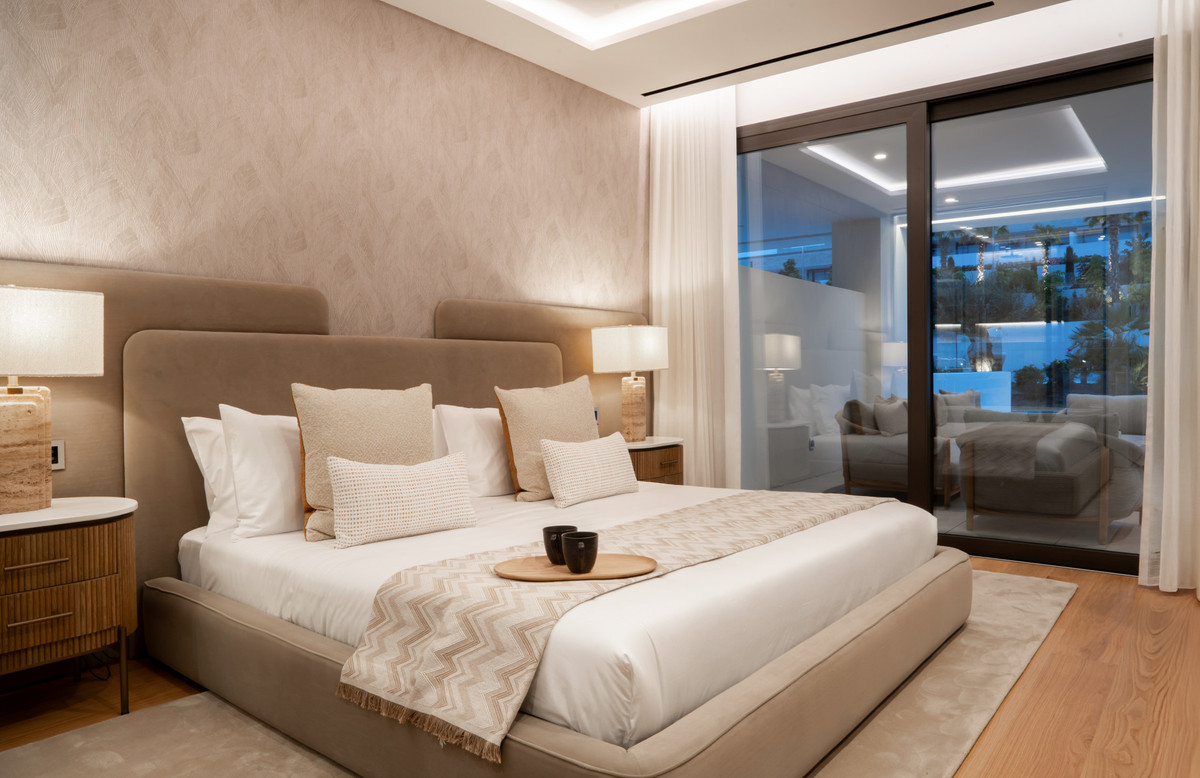 4 Bed Apartment for sale in The Golden Mile Costa Del Sol, Málaga, Spain