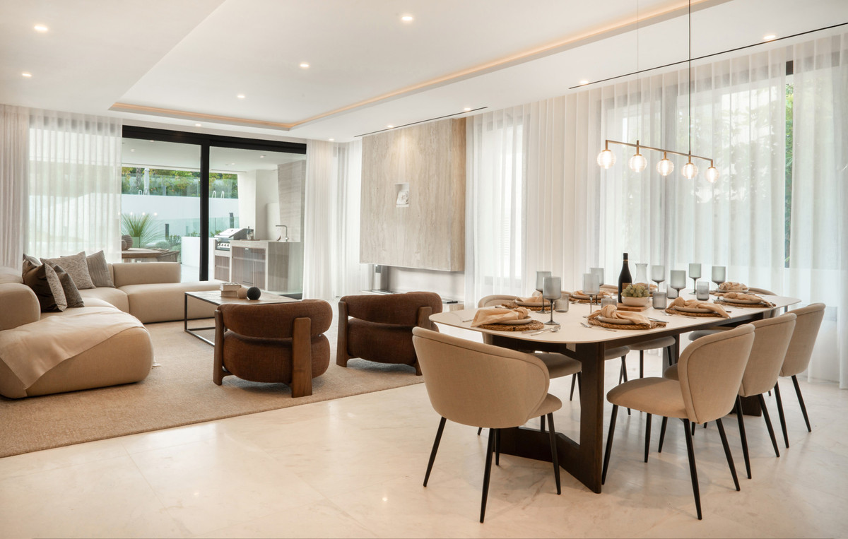 4 Bed Apartment for sale in The Golden Mile Costa Del Sol, Málaga, Spain