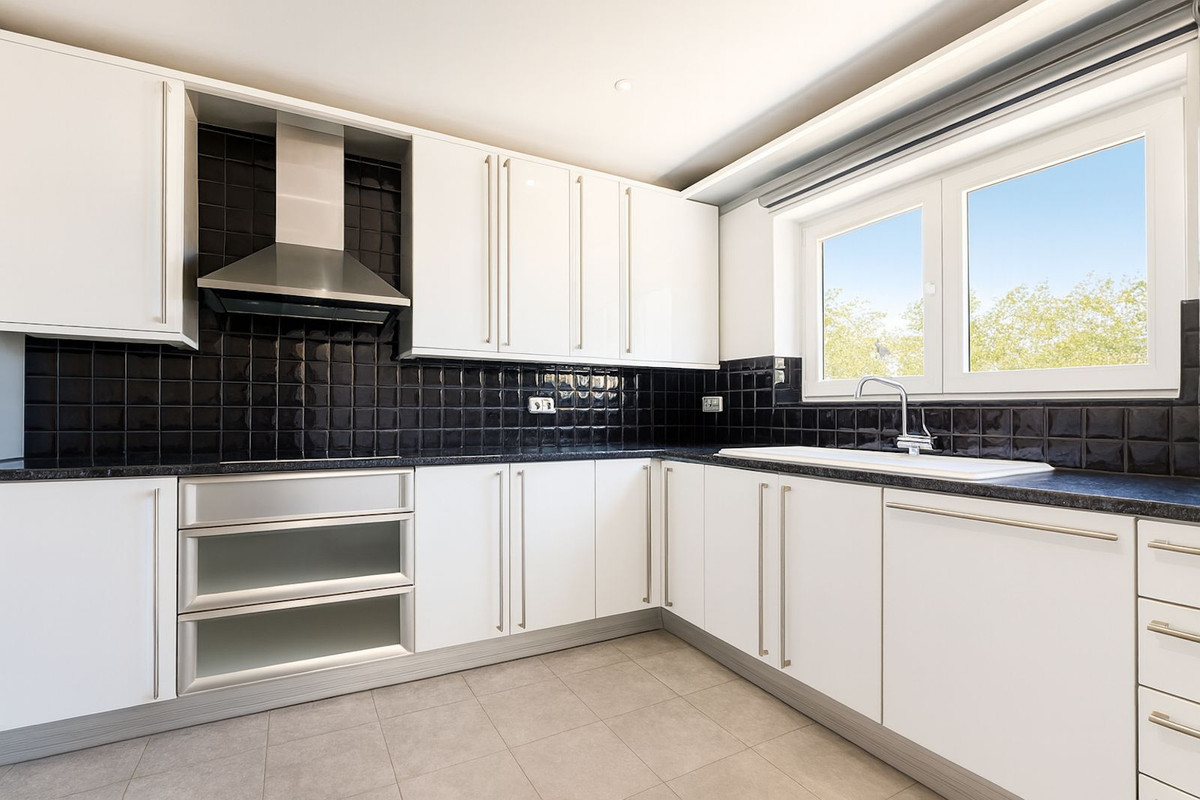 4 Bed Townhouse for sale in Cerros Del Aguila Costa Del Sol, Málaga, Spain