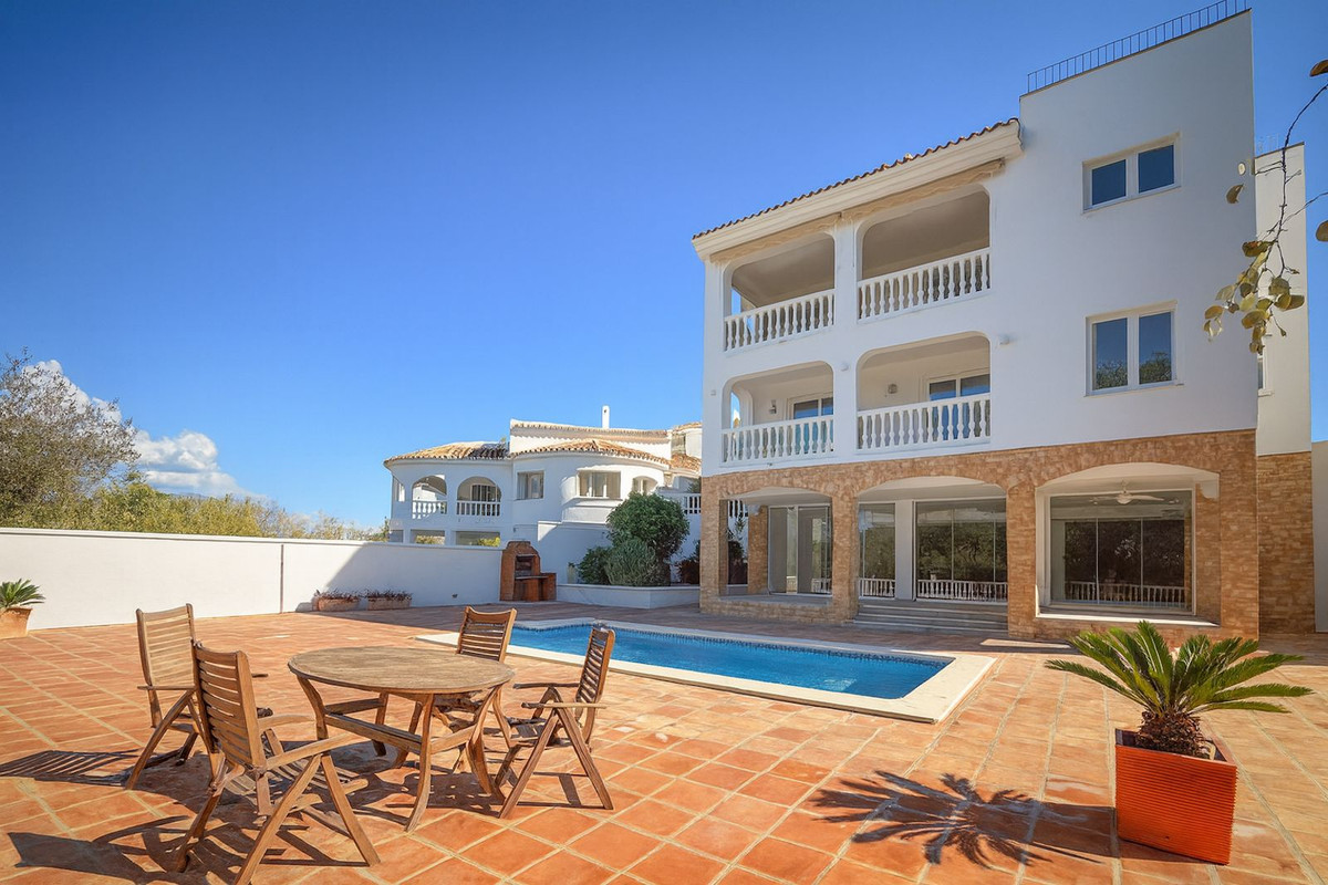 4 Bed Townhouse for sale in Cerros Del Aguila Costa Del Sol, Málaga, Spain