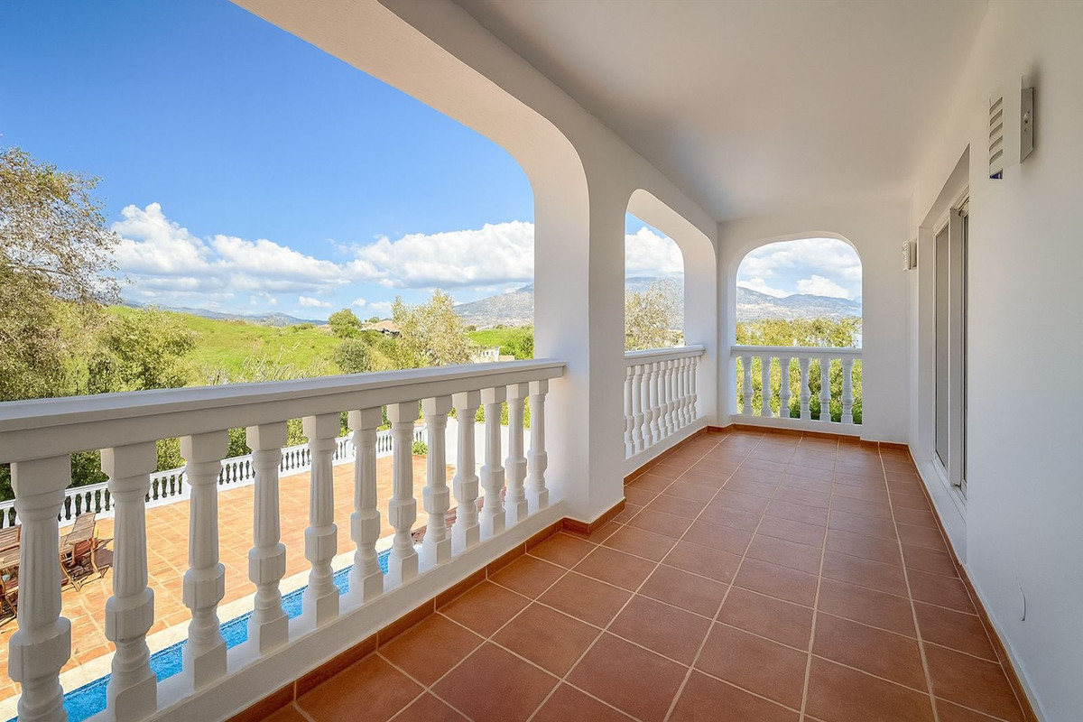 4 Bed Townhouse for sale in Cerros Del Aguila Costa Del Sol, Málaga, Spain