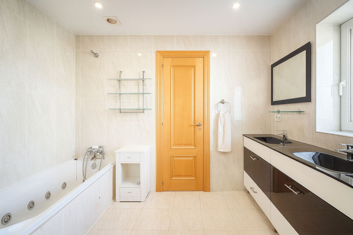 4 Bed Townhouse for sale in Cerros Del Aguila Costa Del Sol, Málaga, Spain