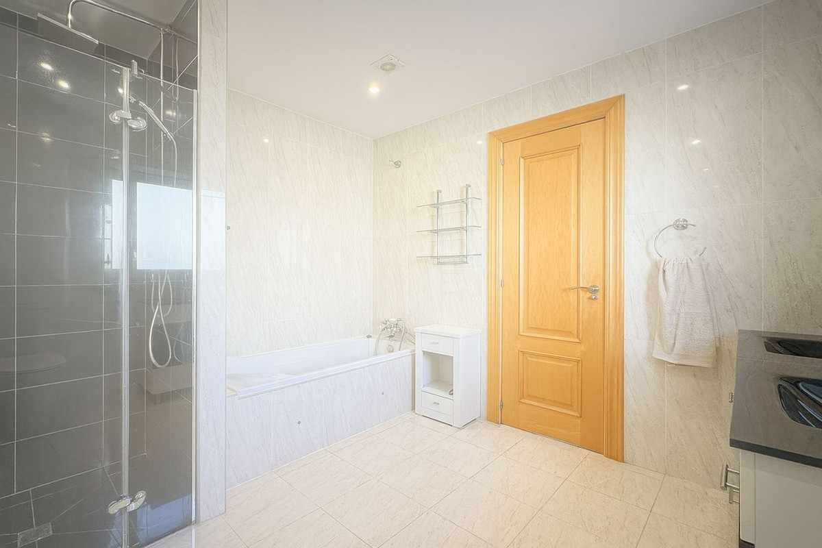 4 Bed Townhouse for sale in Cerros Del Aguila Costa Del Sol, Málaga, Spain