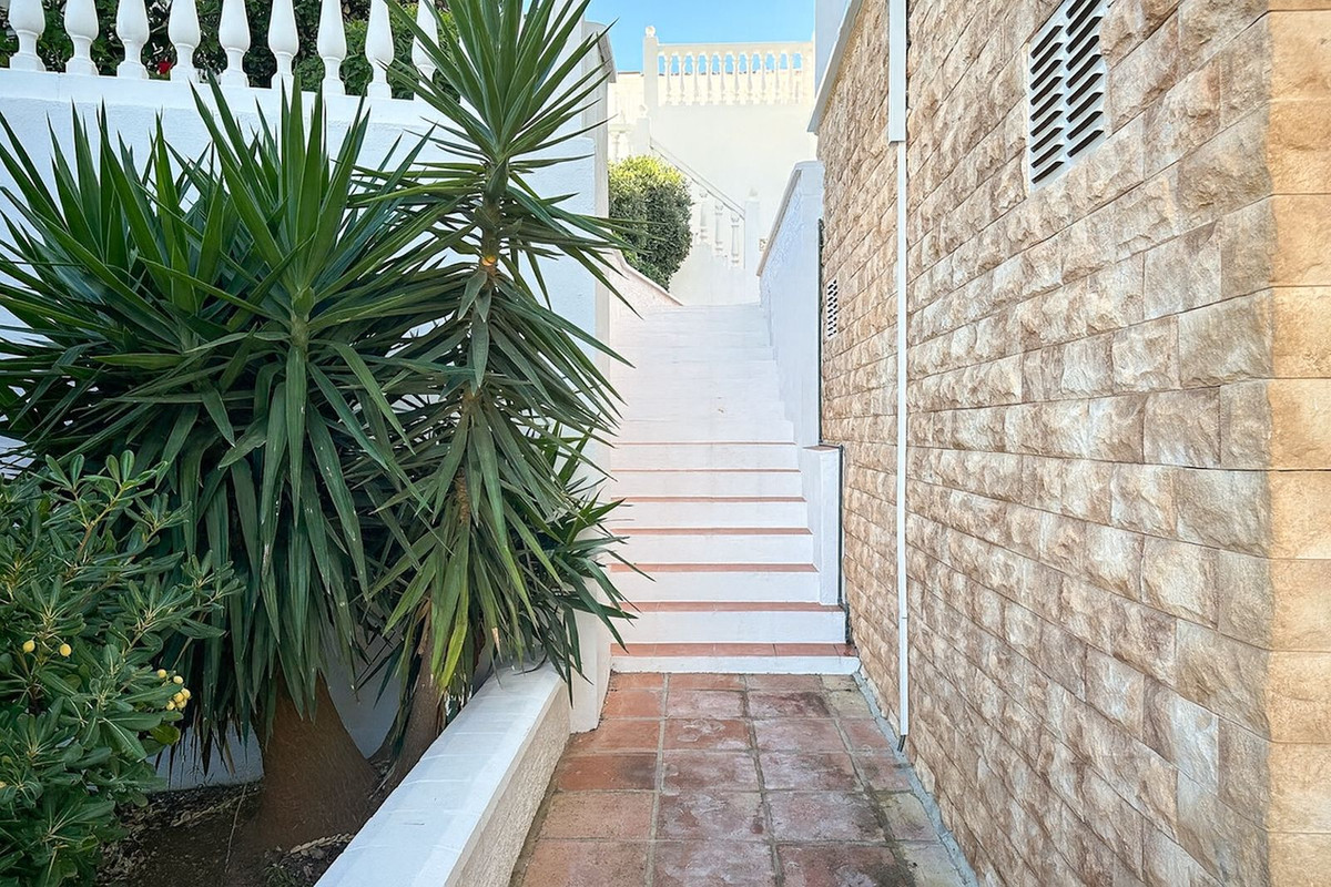 4 Bed Townhouse for sale in Cerros Del Aguila Costa Del Sol, Málaga, Spain