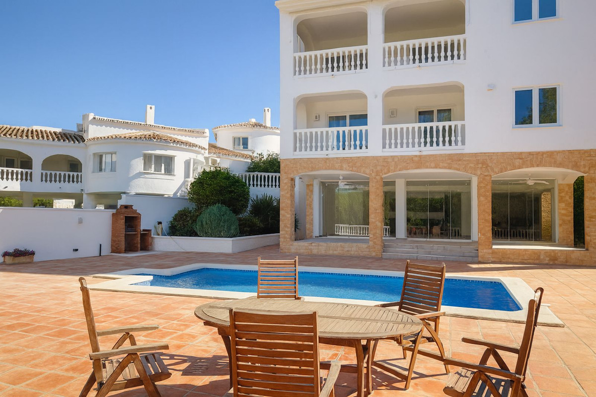 4 Bed Townhouse for sale in Cerros Del Aguila Costa Del Sol, Málaga, Spain