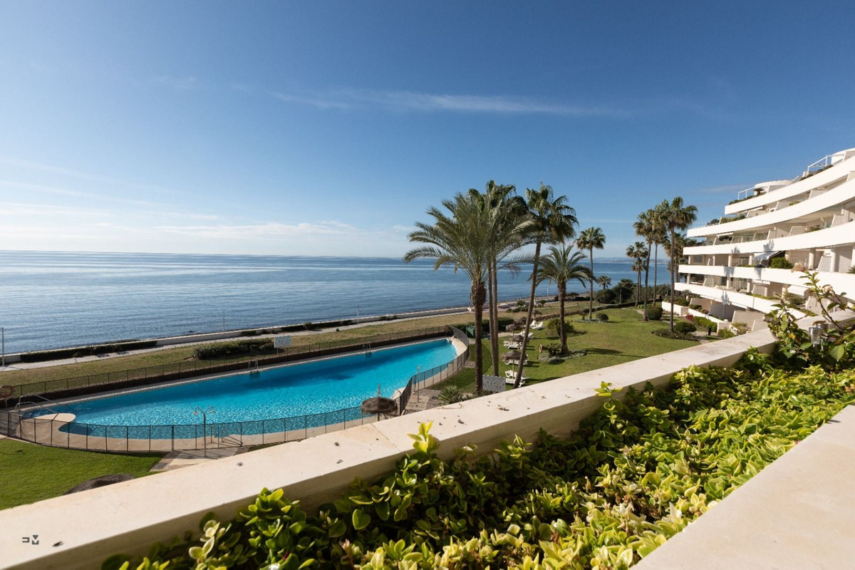 3 Bed Apartment for sale in Estepona Costa Del Sol, Málaga, Spain