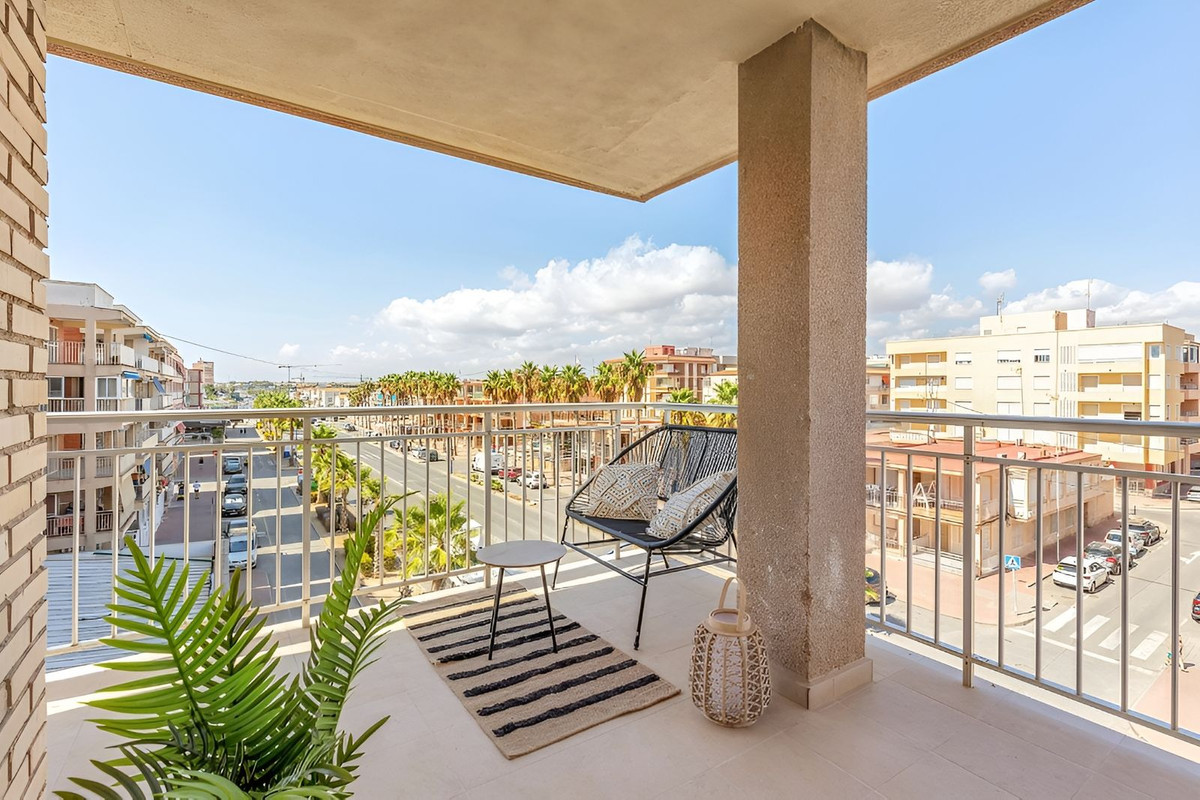 Se vende Apartamento Planta Media de 3 dormitorios en Costa Blanca, Alicante, España