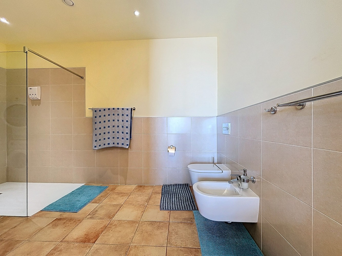 Se vende Villa - Chalet de 3 dormitorios en Costa Del Sol East, Málaga, España