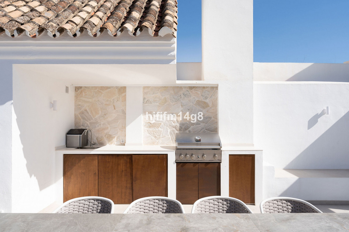 5 Bed Apartment for sale in Nueva Andalucía Costa Del Sol, Málaga, Spain