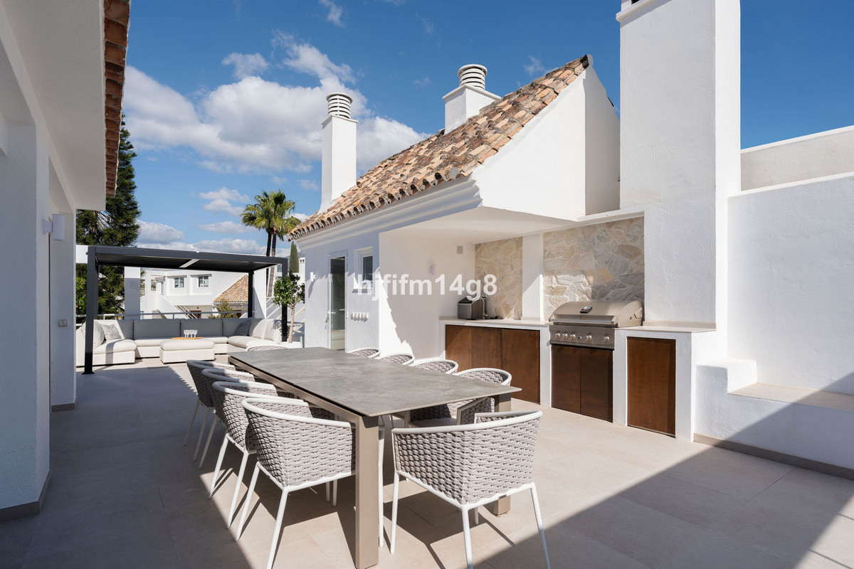 5 Bed Apartment for sale in Nueva Andalucía Costa Del Sol, Málaga, Spain