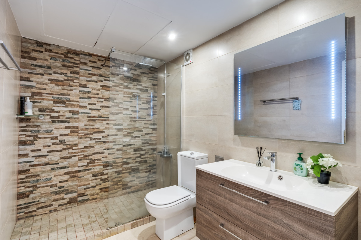 Se vende Apartamento Planta Media de 3 dormitorios en Costa Del Sol, Málaga, España