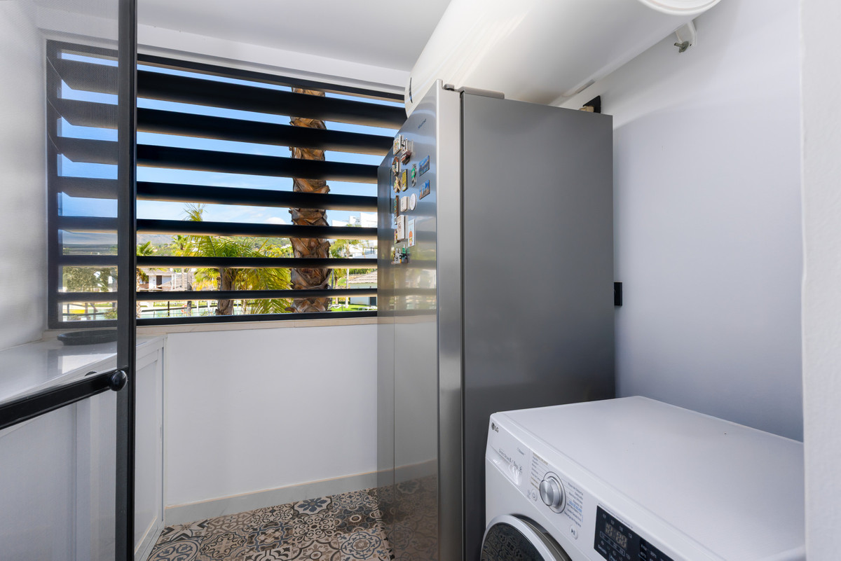 Se vende Apartamento Planta Media de 3 dormitorios en Costa Del Sol, Málaga, España