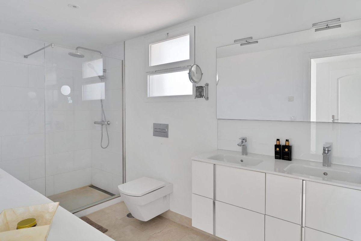 2 Bed Apartment for sale in Calahonda Costa Del Sol, Málaga, Spain