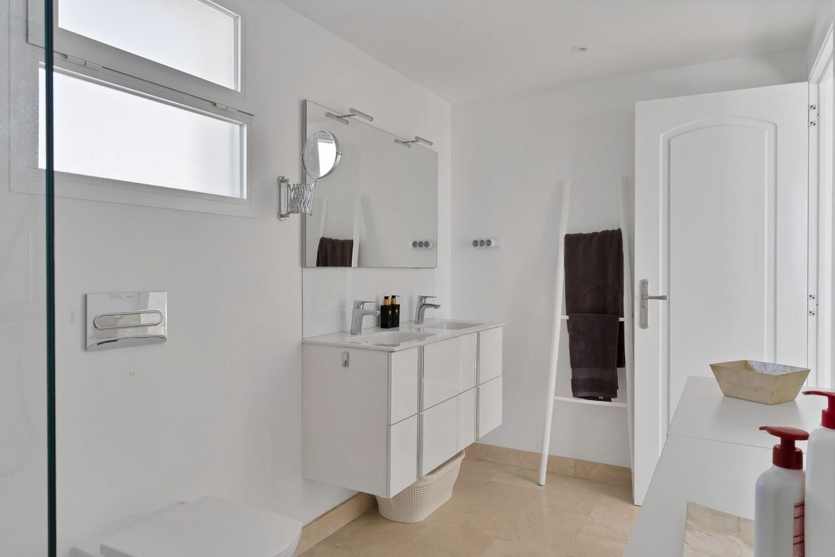 2 Bed Apartment for sale in Calahonda Costa Del Sol, Málaga, Spain
