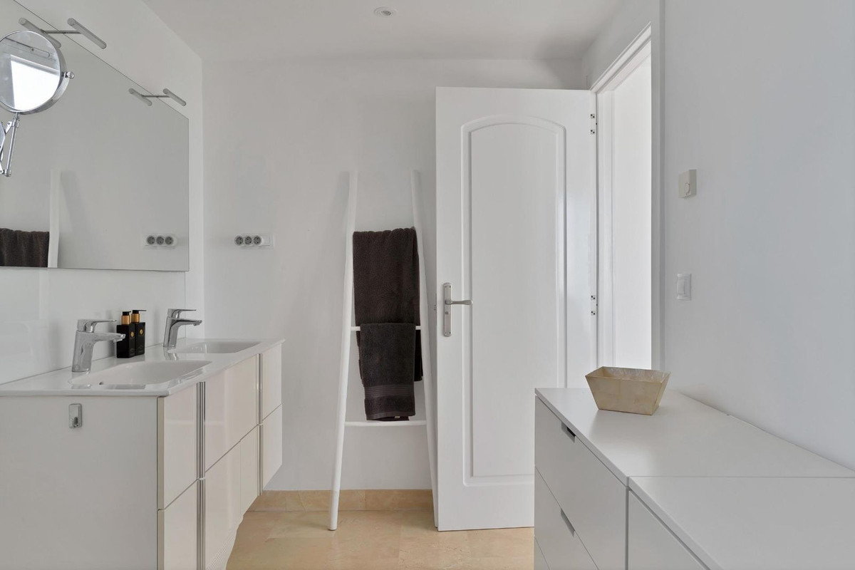 2 Bed Apartment for sale in Calahonda Costa Del Sol, Málaga, Spain