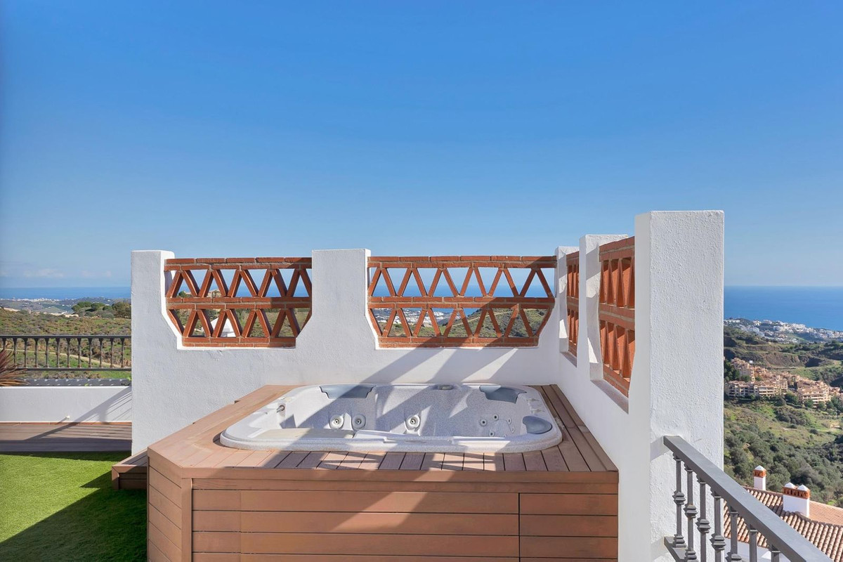 2 Bed Apartment for sale in Calahonda Costa Del Sol, Málaga, Spain