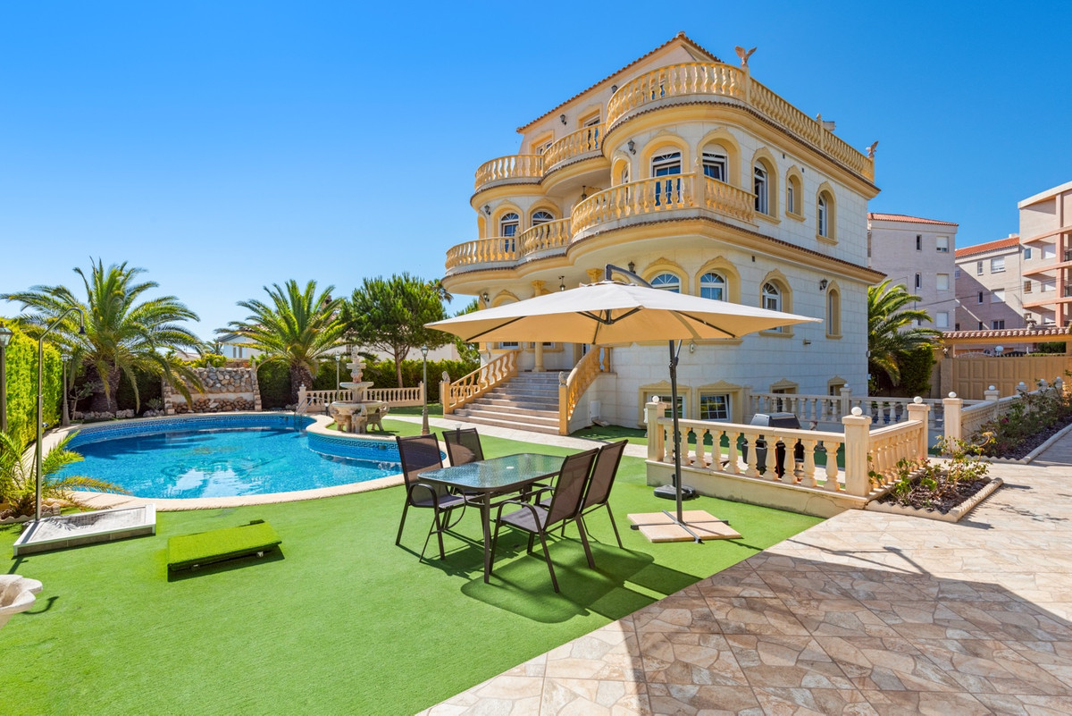 6 Bed Townhouse for sale in Playa Flamenca Costa Blanca, Alicante, Spain