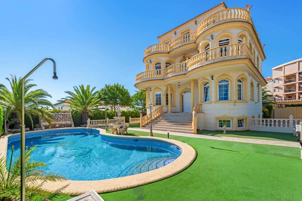 6 Bed Townhouse for sale in Playa Flamenca Costa Blanca, Alicante, Spain