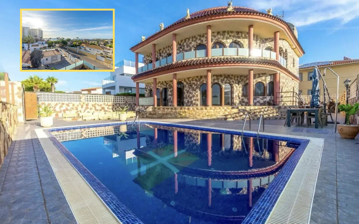 4 Bed Townhouse for sale in La Zenia Costa Blanca, Alicante, Spain