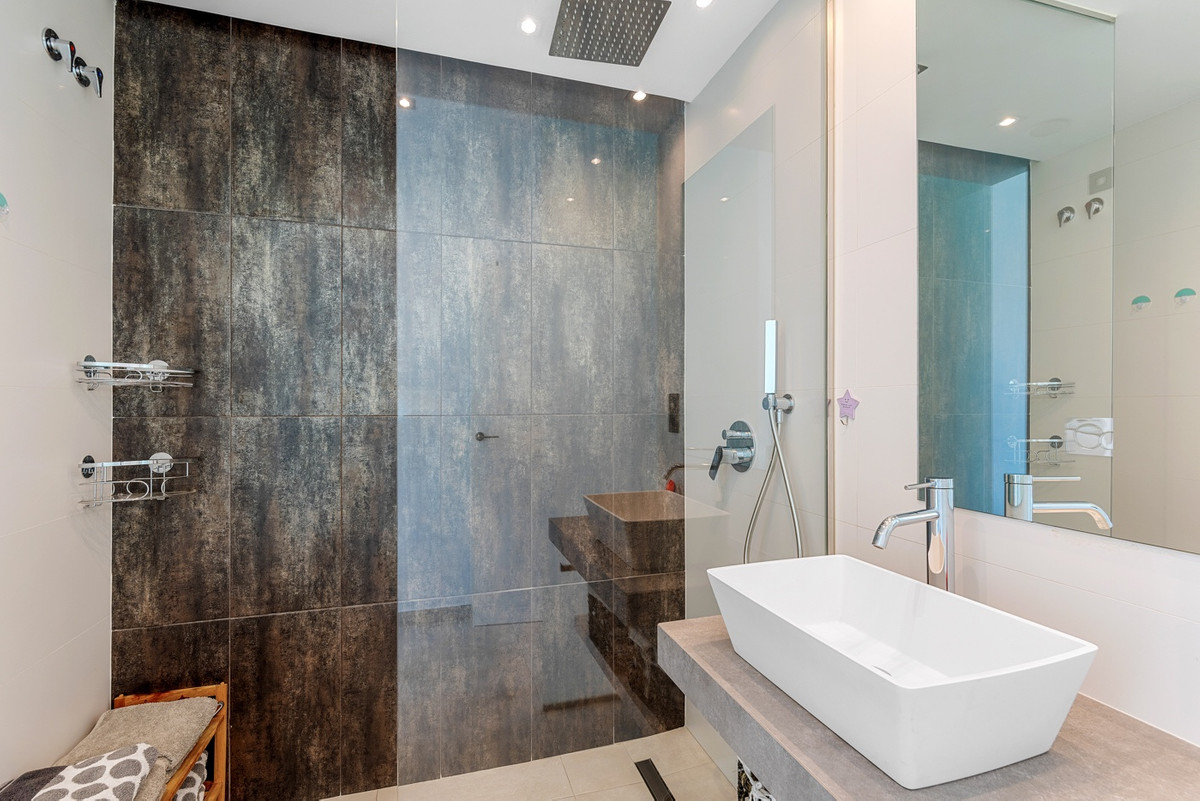 2 Bed Apartment for sale in Urbanización El Raso Costa Blanca, Alicante, Spain