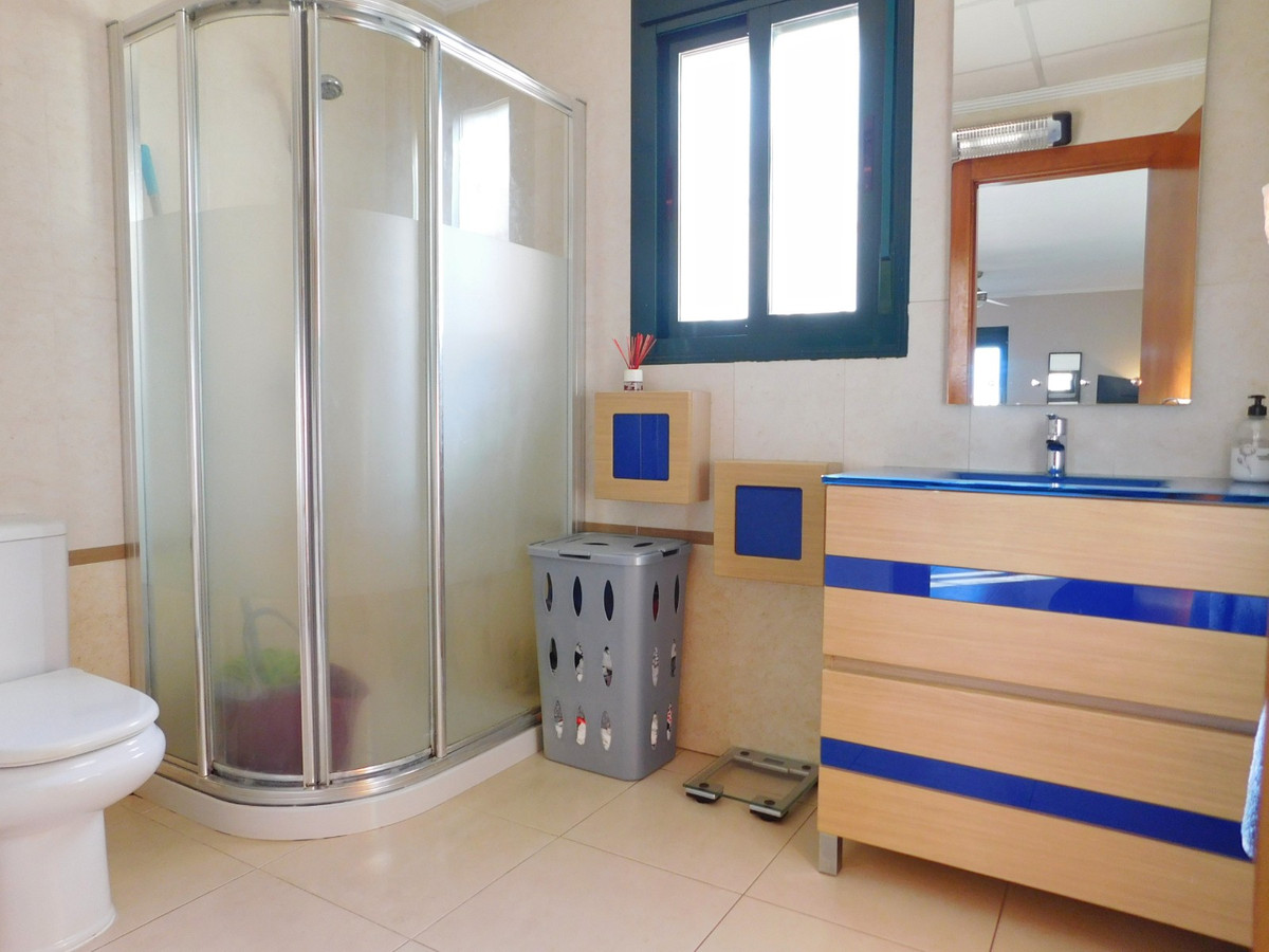 Se vende Villa - Chalet de 4 dormitorios en Costa Blanca, Alicante, España