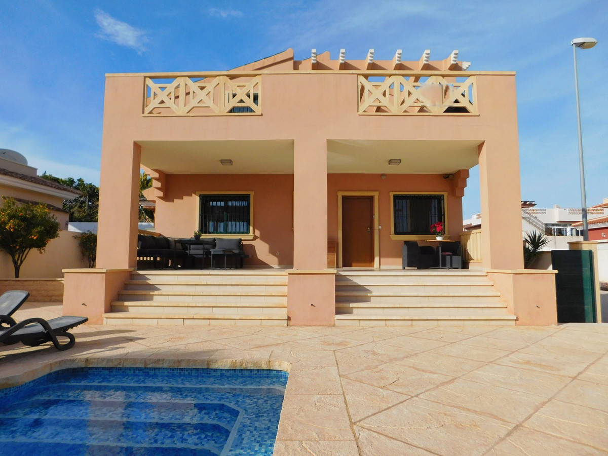 Se vende Villa - Chalet de 4 dormitorios en Costa Blanca, Alicante, España