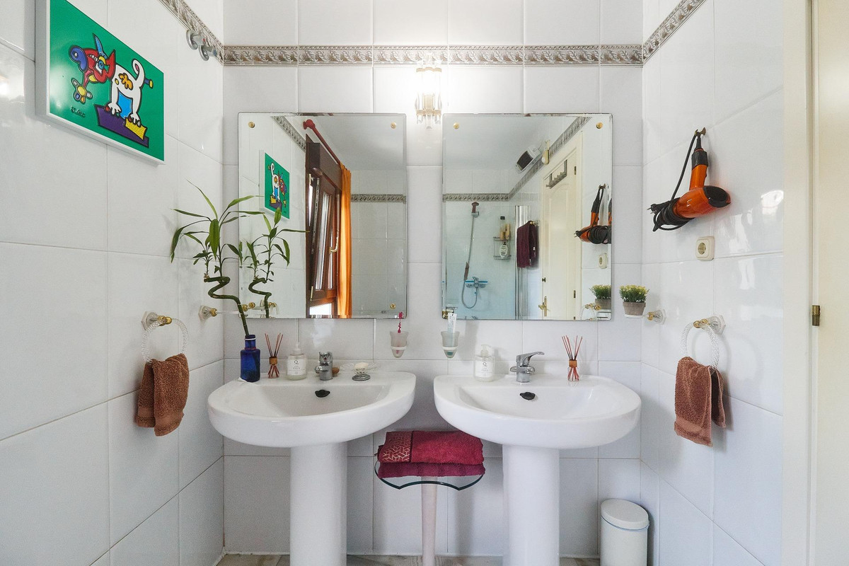 Se vende Villa - Chalet de 4 dormitorios en Costa Del Sol, Málaga, España