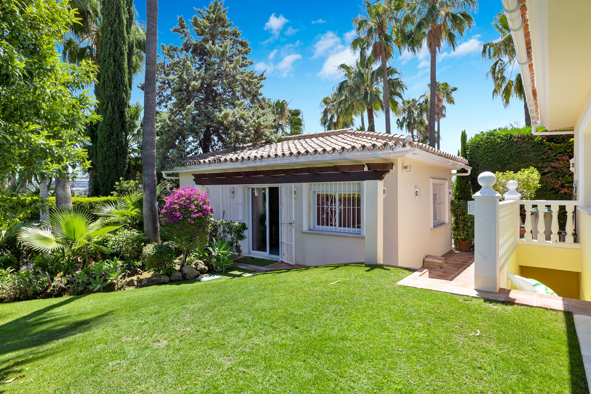 Se vende Villa - Chalet de 6 dormitorios en Costa Del Sol, Málaga, España