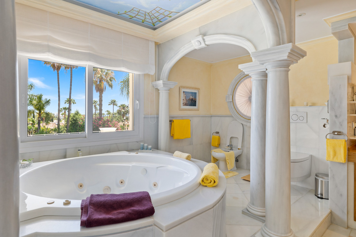 Se vende Villa - Chalet de 6 dormitorios en Costa Del Sol, Málaga, España