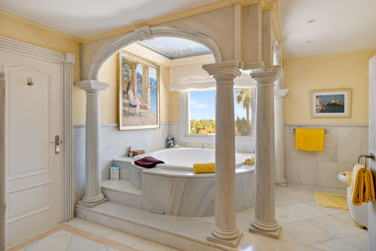Se vende Villa - Chalet de 6 dormitorios en Costa Del Sol, Málaga, España