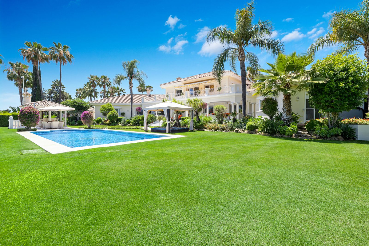 6 Bed Townhouse for sale in Nueva Andalucía Costa Del Sol, Málaga, Spain