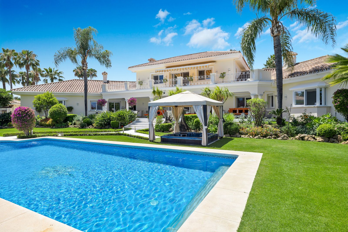 6 Bed Townhouse for sale in Nueva Andalucía Costa Del Sol, Málaga, Spain