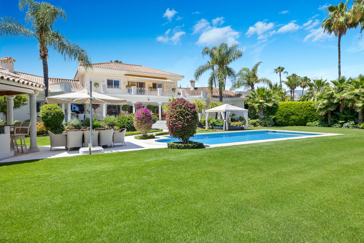 6 Bed Townhouse for sale in Nueva Andalucía Costa Del Sol, Málaga, Spain