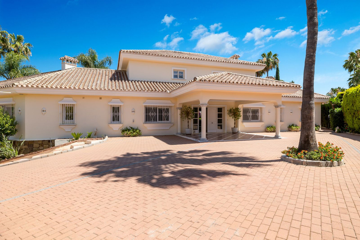 6 Bed Townhouse for sale in Nueva Andalucía Costa Del Sol, Málaga, Spain