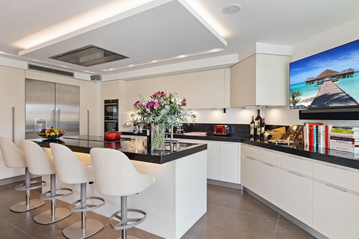 6 Bed Townhouse for sale in Nueva Andalucía Costa Del Sol, Málaga, Spain