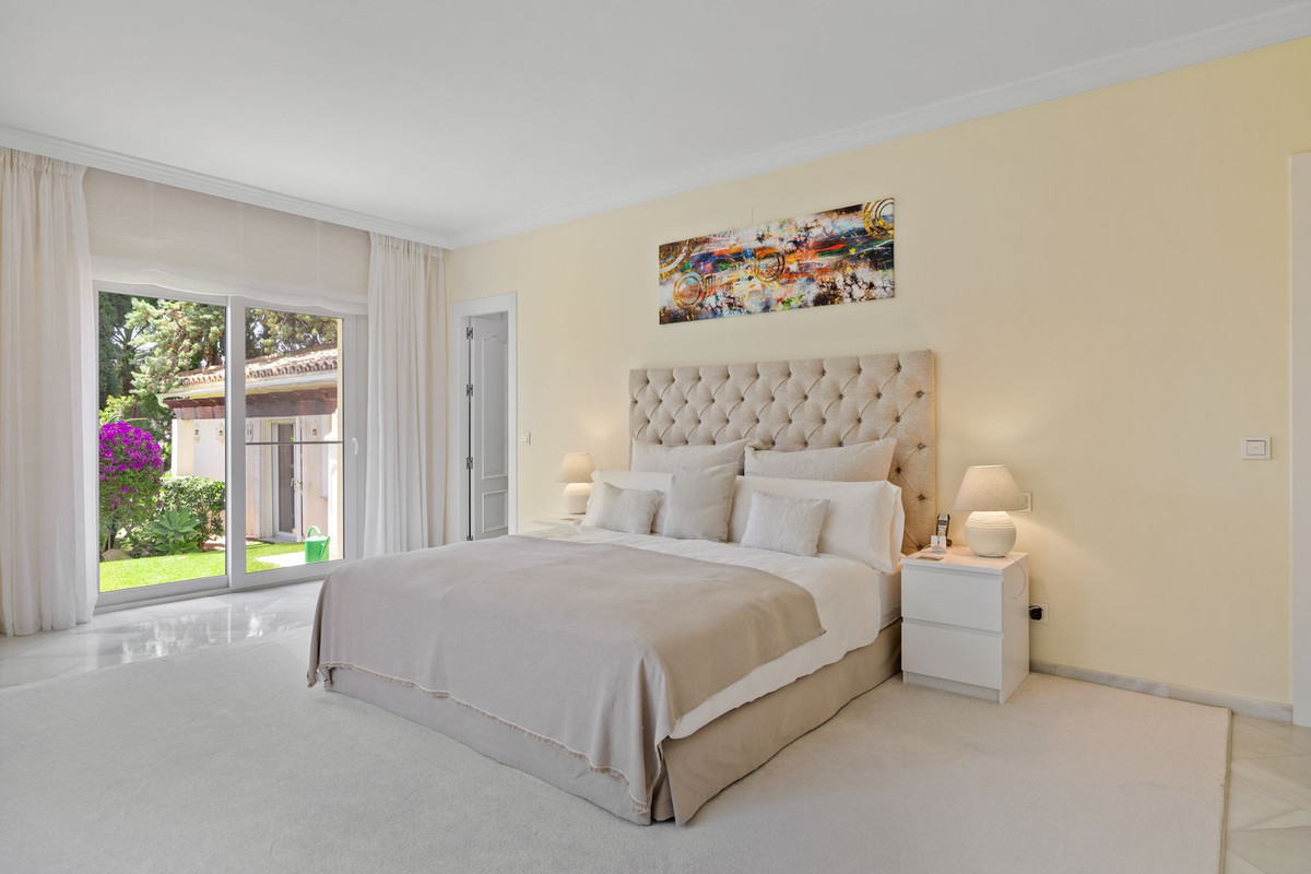 6 Bed Townhouse for sale in Nueva Andalucía Costa Del Sol, Málaga, Spain