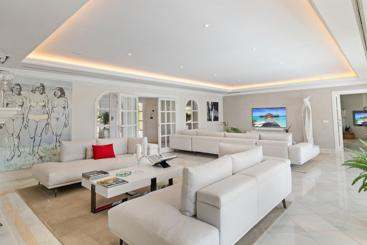 6 Bed Townhouse for sale in Nueva Andalucía Costa Del Sol, Málaga, Spain