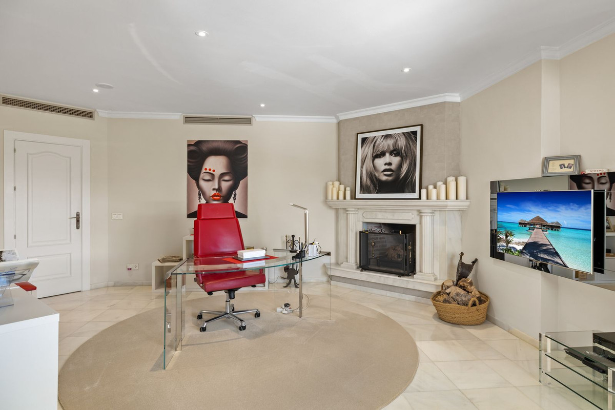 6 Bed Townhouse for sale in Nueva Andalucía Costa Del Sol, Málaga, Spain