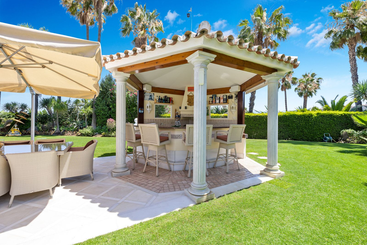 6 Bed Townhouse for sale in Nueva Andalucía Costa Del Sol, Málaga, Spain