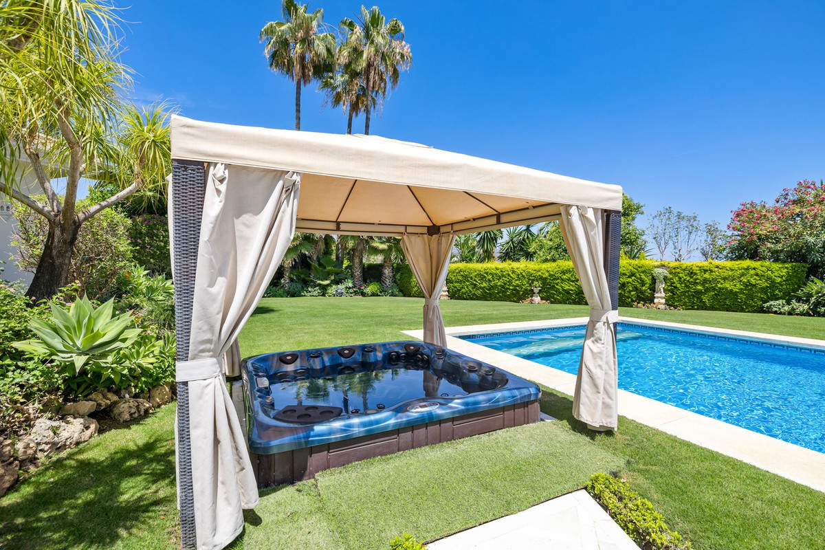 6 Bed Townhouse for sale in Nueva Andalucía Costa Del Sol, Málaga, Spain