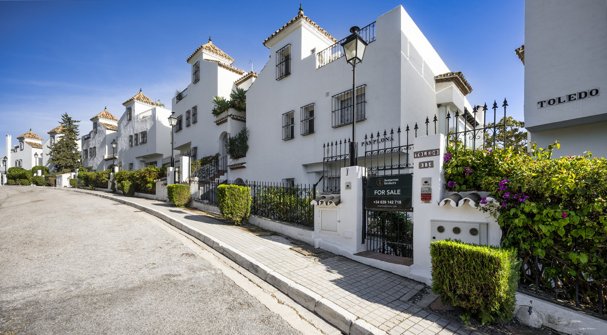 4 Bed Townhouse for sale in The Golden Mile Costa Del Sol, Málaga, Spain