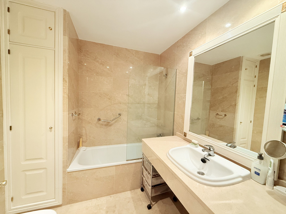 4 Bed Apartment for sale in The Golden Mile Costa Del Sol, Málaga, Spain