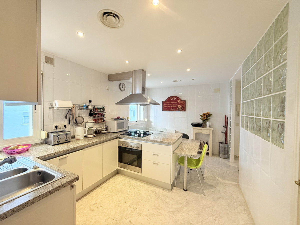 4 Bed Apartment for sale in The Golden Mile Costa Del Sol, Málaga, Spain