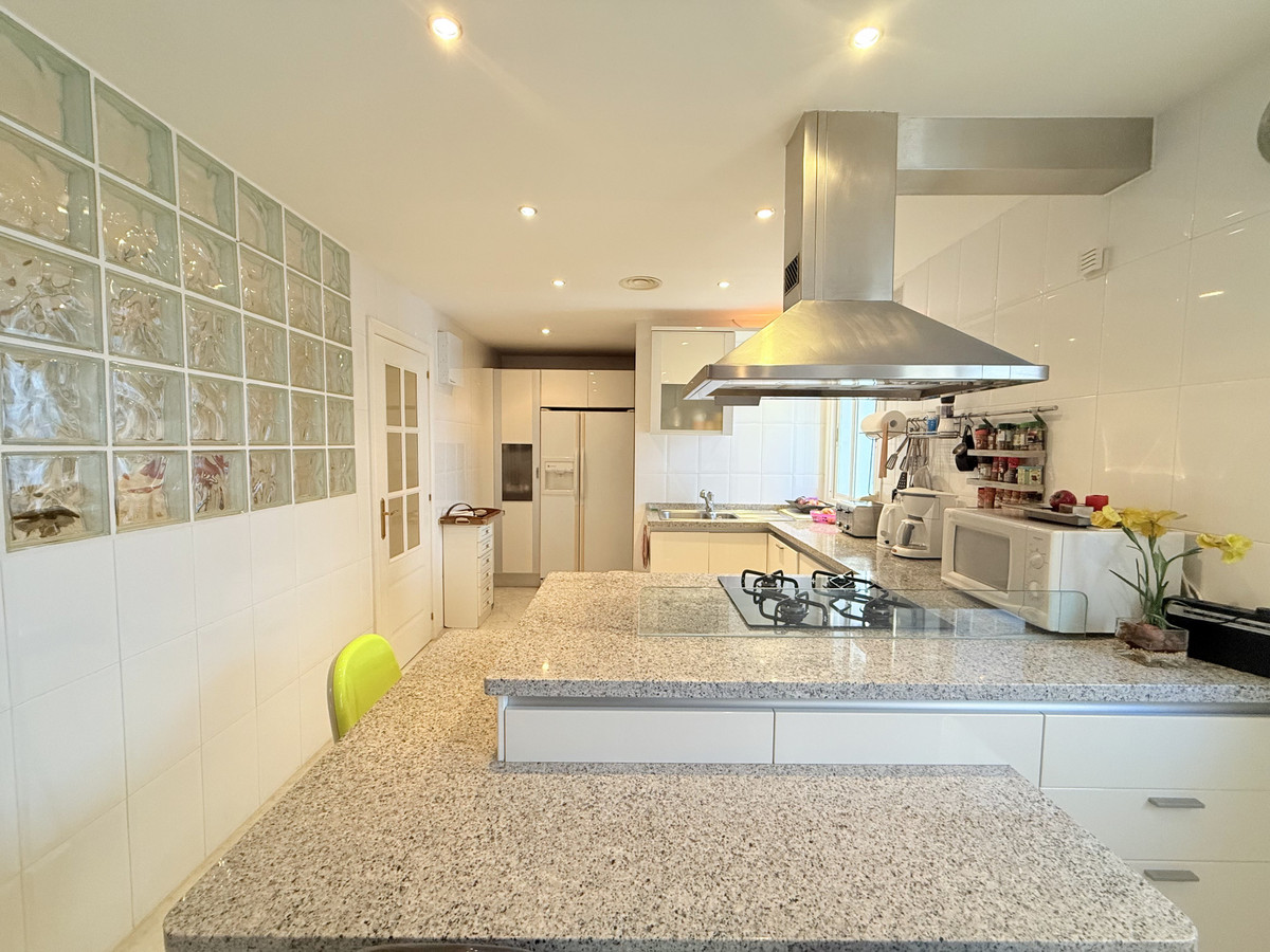 4 Bed Apartment for sale in The Golden Mile Costa Del Sol, Málaga, Spain